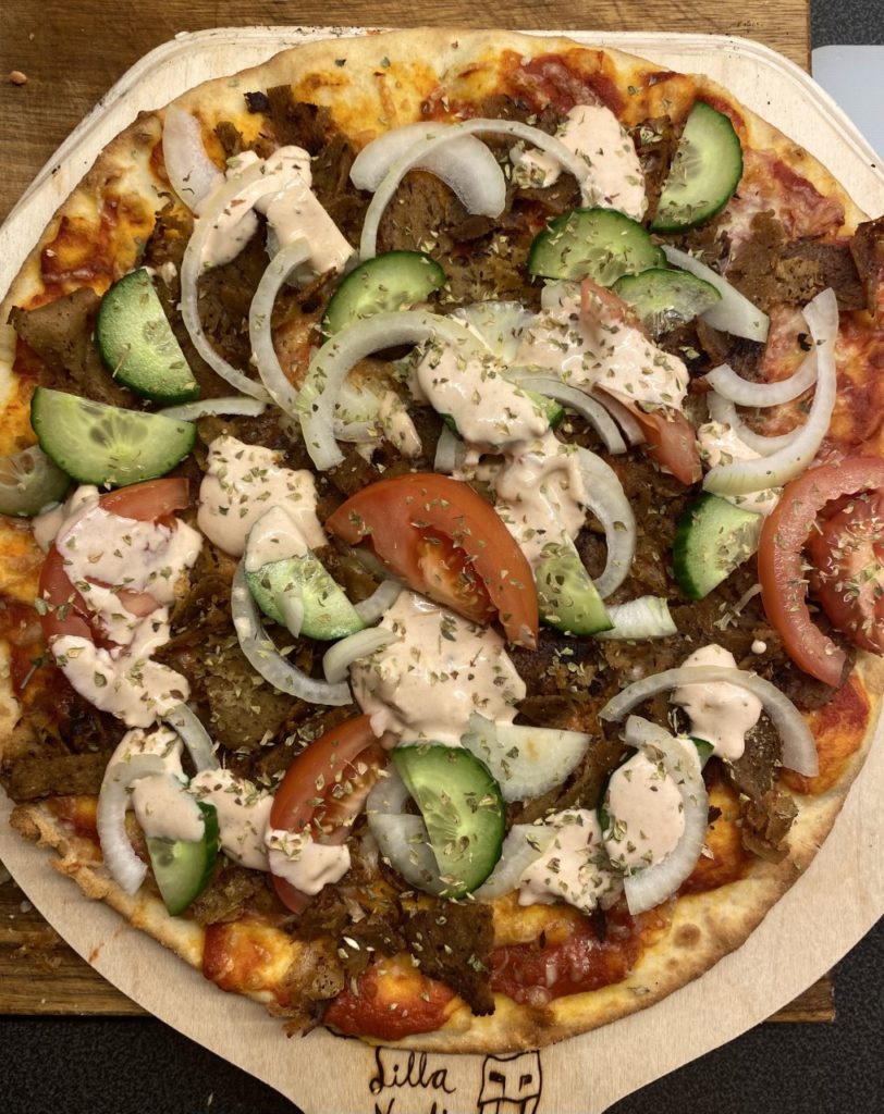 pizza, vegetarisk kebab, sås, lök, gurka, tomat