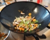 wokpanna med grönsaker i